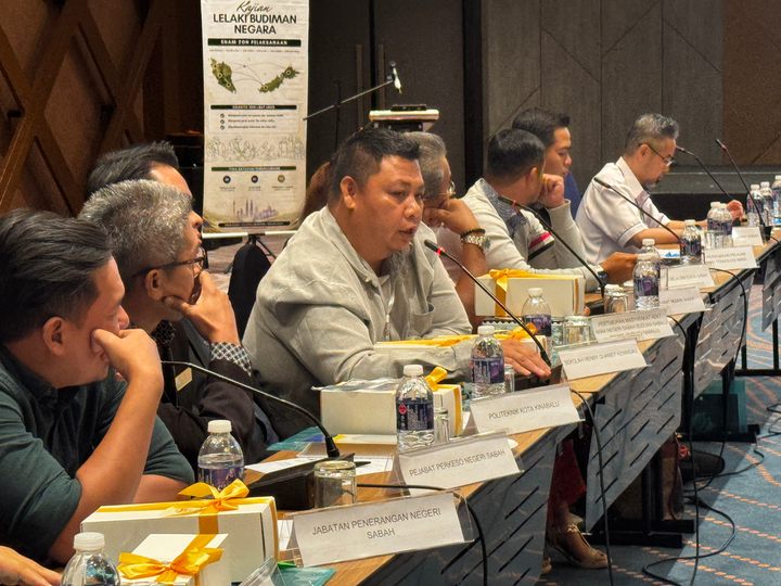 Peserta berkongsi pandangan di hadapan bunting kajian