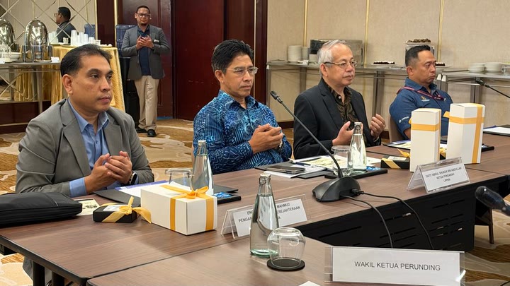 Tetamu kehormat di meja utama