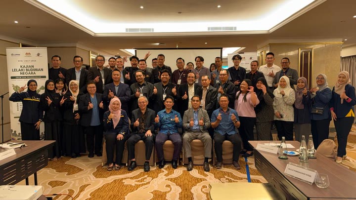 Gambar kenangan peserta di Riverside Majestic Hotel, Sarawak