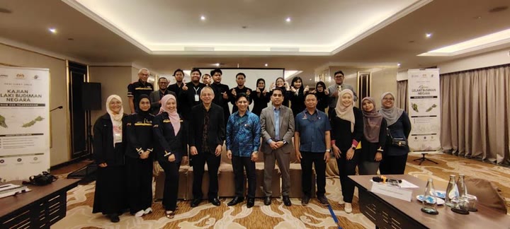 Gambar kenangan tetamu kehormat bersama urus setia kajian