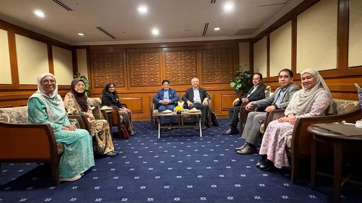 Tetamu kehormat di ruang menunggu sebelum sesi bermula