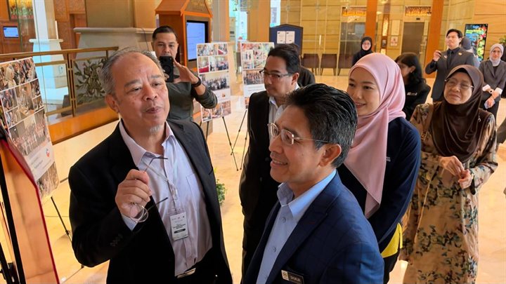 Tinjauan pameran kajian di lobi
