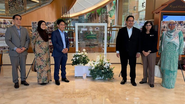Tetamu kehormat di papan Selamat Datang