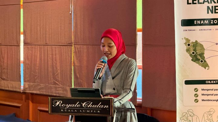Pengacara majlis membuka sesi