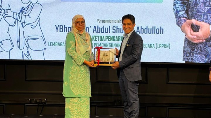 Penyampaian cenderahati Sesi Libat Urus Zon Tengah
