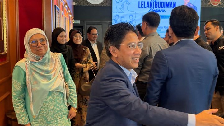 Ketua Pengarah LPPKN beramah mesra dengan peserta