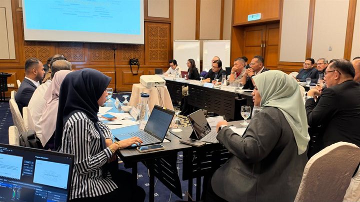 Perbincangan antara wakil agensi dan komuniti