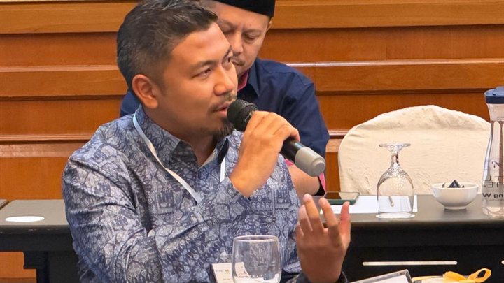 Peserta membentangkan pandangan dalam sesi perbincangan
