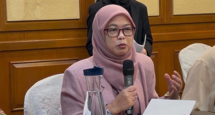 Peserta mengulas isu yang dibincangkan