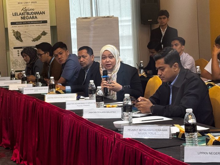 Peserta berkongsi pandangan di meja perbincangan